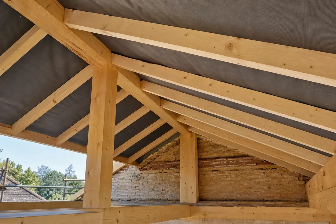 Charpente en bois et sous-toiture inspectées lors de la préparation d'une rénovation de toiture
